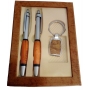 Set de Bolígrafos y Llavero con Detalles en Color Madera Presentado en Caja con Ventana