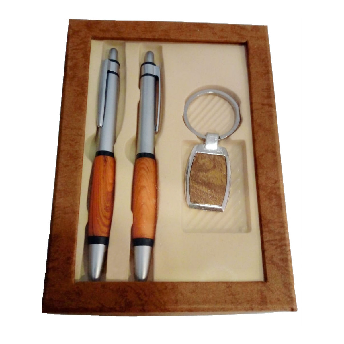 Set de Bolígrafos y Llavero con Detalles en Color Madera Presentado en Caja con Ventana