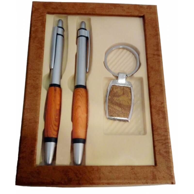 Set de Bolígrafos y Llavero con Detalles en Color Madera Presentado en Caja con Ventana