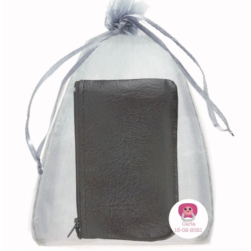 Monedero de polipiel negro con bolsa de organza y adhesivo personalizado Un detalle elegante y práctico