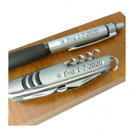 Navaja y bolígrafo en caja de madera personalizados para detalles de bautizo