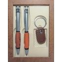 Set de Bolígrafos y Llavero con Detalles en Color Madera Presentado en Caja con Ventana
