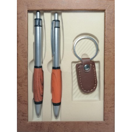 Set de Bolígrafos y Llavero con Detalles en Color Madera Presentado en Caja con Ventana