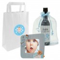 Vino personalizado con adhesivo en bolsa de organza decorada y portafolios para bebe todo en bolsa blanca con adhesivo