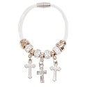 Pulsera con cruces colgantes y brillo en los detalles: un gesto simbólico con estilo
