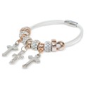 Pulsera con cruces colgantes y brillo en los detalles: un gesto simbólico con estilo
