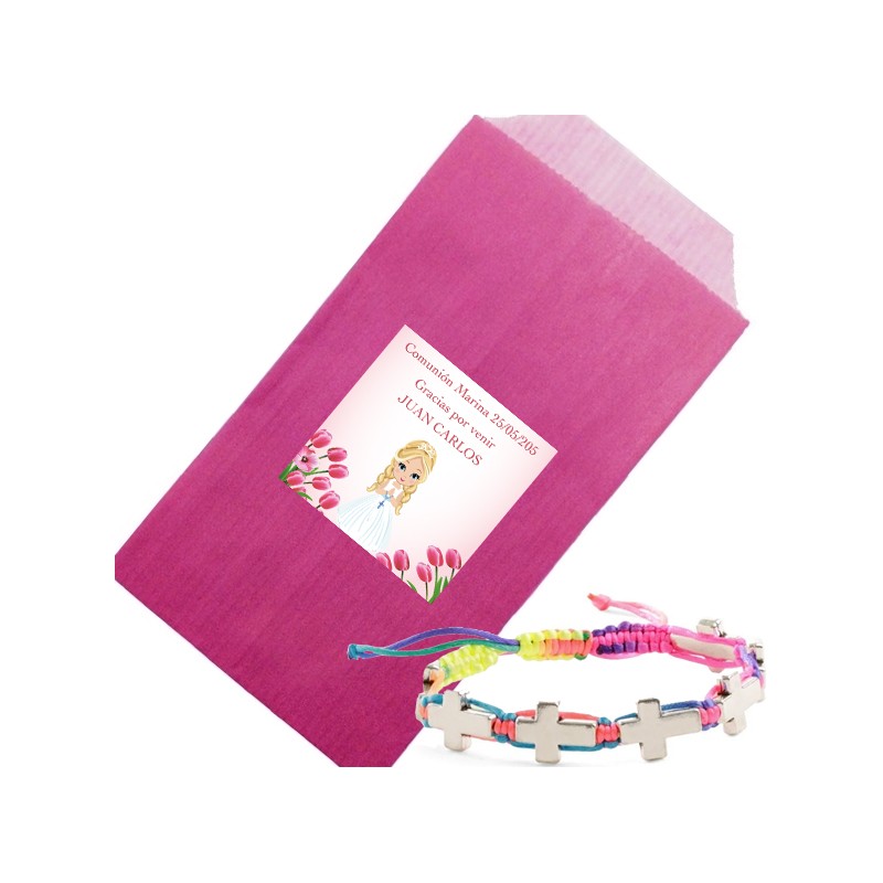 Pulsera Cruz Presentada en Sobre Kraft con Adhesivo Personalizado con Nombre de Invitado para Comunión Pulsera Cruz Presentada en Sobre Kraft con Adhesivo Personalizado con Nombre de Invitado para Comunión
