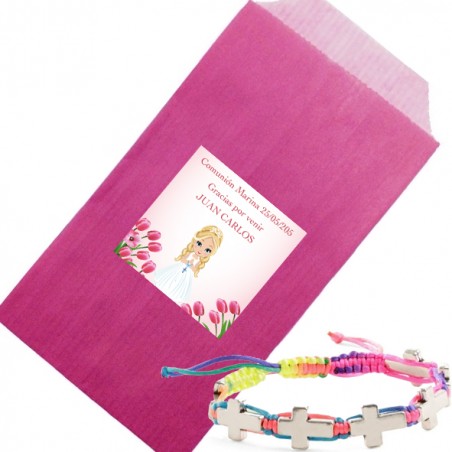 Pulsera cruz presentada en sobre kraft con adhesivo personalizado con nombre de invitado para comunión