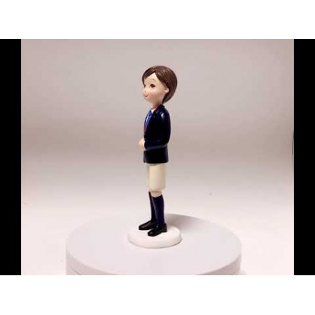 Figura de tarta comunión niño moreno con pantalón corto