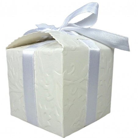 Balsamo labial con nombre de invitado y frase de agradecimiento en caja de regalo