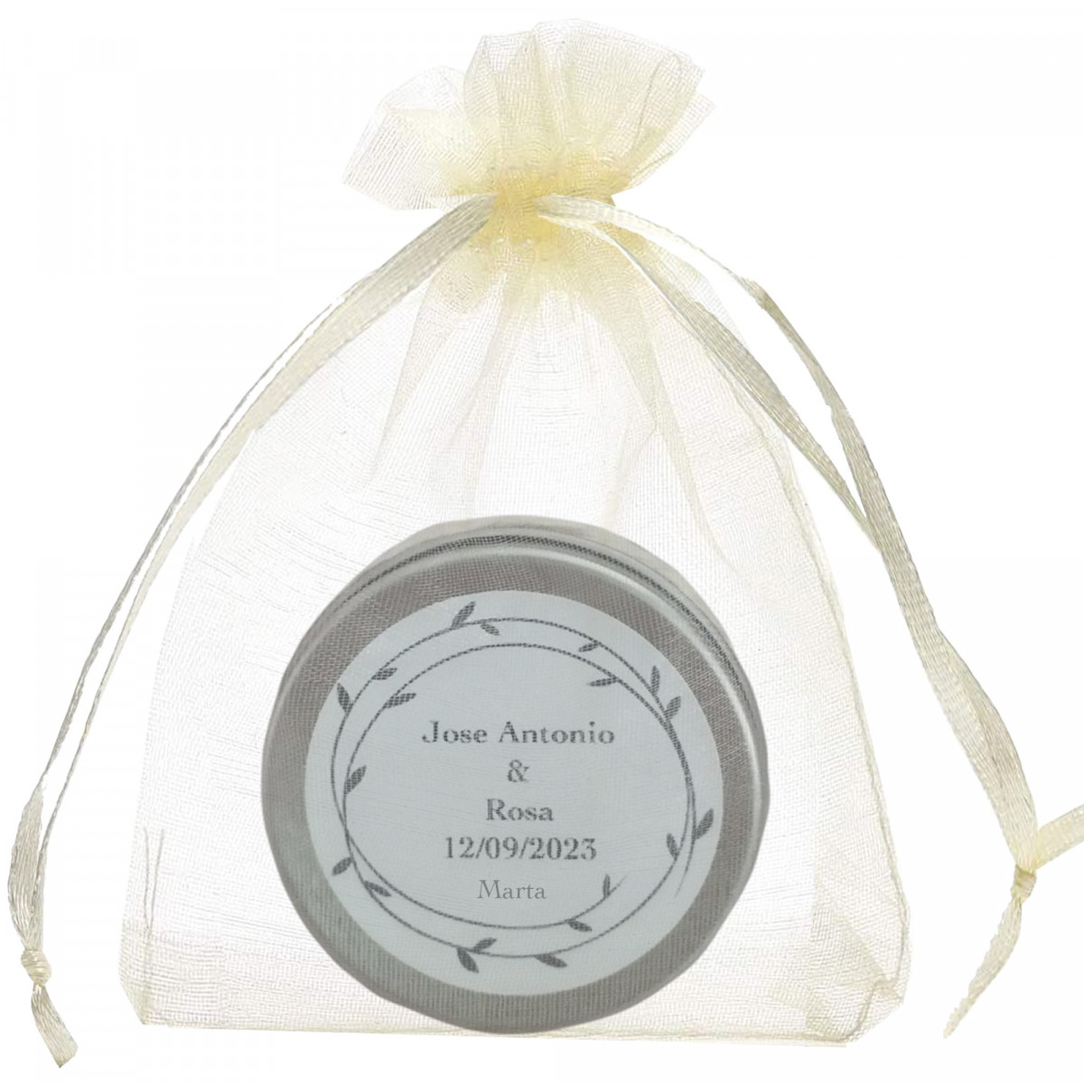 Vela aromatizada con nombre de invitada en bolsa de organza beige personalizada
