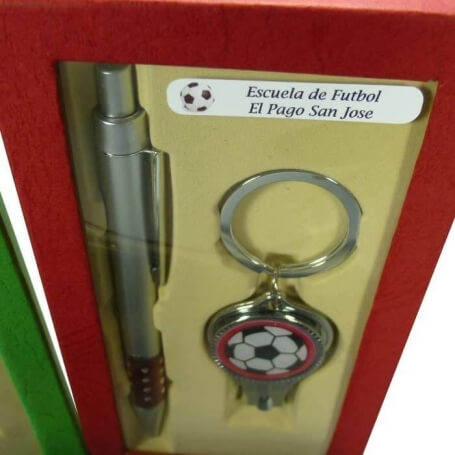 Llavero cortaúñas y bolígrafo en caja personalizada para futboleros