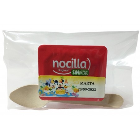 Nocilla con cuchara personalizada con adhesivo de cumpleaños presentada en bolsa transparente