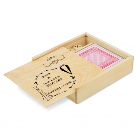 Baraja de cartas y dados en caja de madera personalizado con nombres fecha y frase de agradecimiento