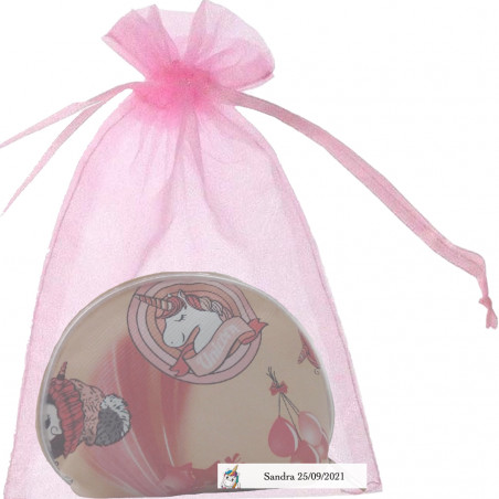 Monedero unicornio presentado en bolsa de organza rosa personalizada con adhesivo