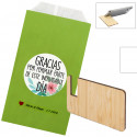 Soporte de móvil de madera presentado en sobre kraf verde personalizado