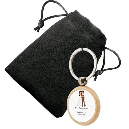 Llavero de madera circular personalizado con adhesivo de boda y presentado en bolsa de antelina