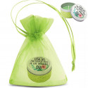 Vela aromática en lata personalizada con adhesivo y presentada en bolsa de organza