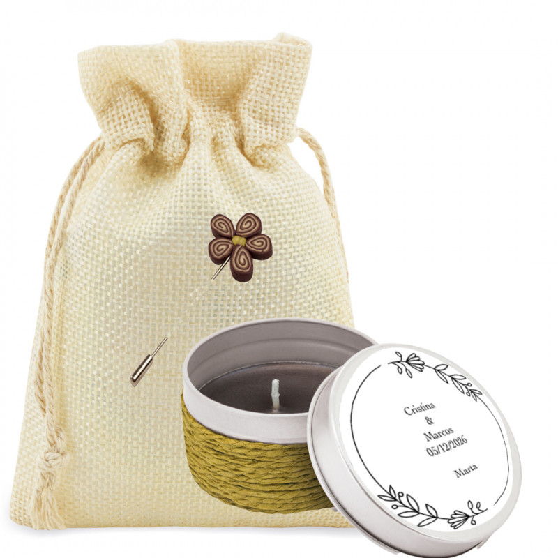 Vela en caja Metálica con Tapa Personalizada con Adhesivos Presentada en Bolsa y Alfiler de Novia Vela en caja Metálica con Tapa Personalizada con Adhesivos Presentada en Bolsa y Alfiler de Novia