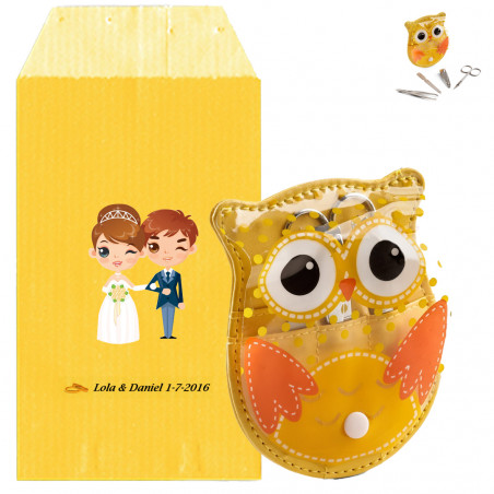 Accesorios de manicura en estuche en forma de búho presentado en sobre personalizado de bodas
