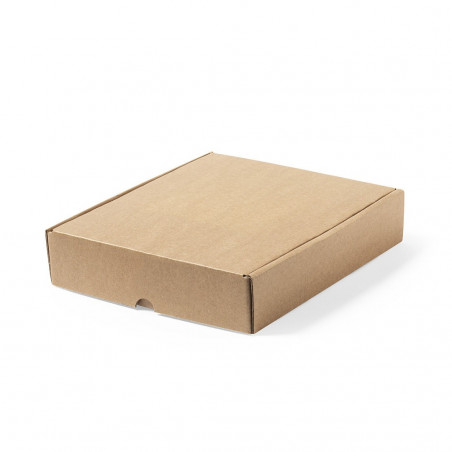 Arbolito de navidad pequeño sobre mesa presentado en caja de cartón cuadrada