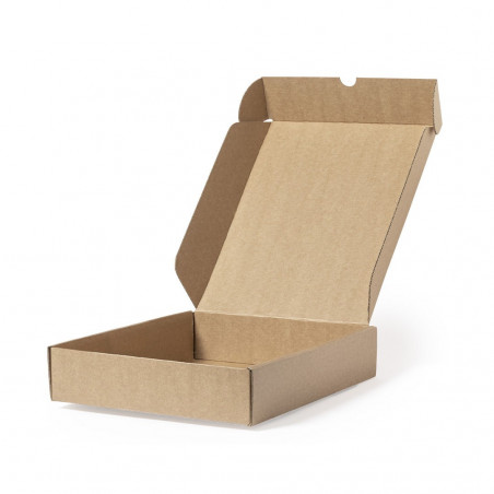 Arbolito de navidad pequeño sobre mesa presentado en caja de cartón cuadrada