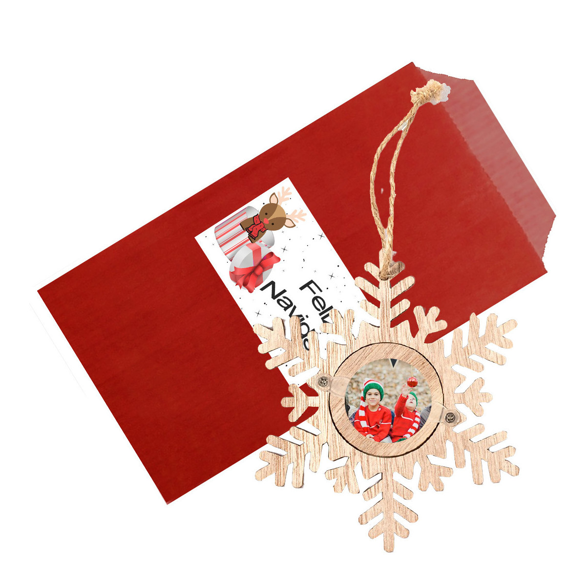 Colgante navideño con foto en forma de copo de nieve presentado en sobre de regalo rojo y adhesivo personalizado