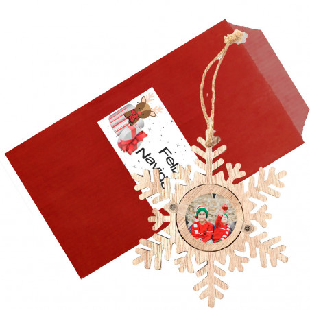Colgante navideño con foto en forma de copo de nieve presentado en sobre de regalo rojo y adhesivo personalizado