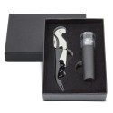 Tapón de vino con bomba de vacío y abrebotellas presentado en caja negra y bolsa de boda