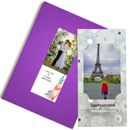 Soporte de cartón para el móvil con espacio para dos fotos presentado en sobre de regalo con adhesivo de bodas con imagen