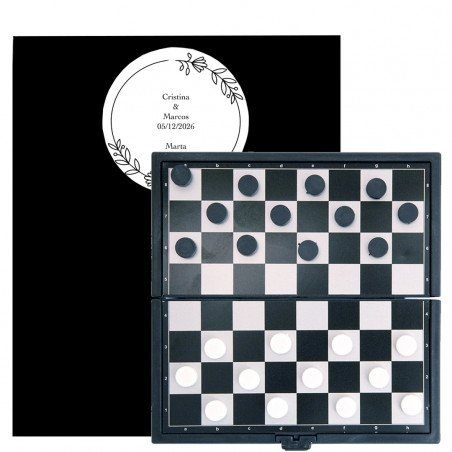 Tablero de damas con fichas imantadas presentado en sobre negro de regalo con adhesivo personalizado
