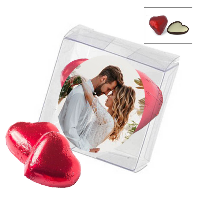 Cajita con bombones en forma de corazón y caja transparente con adhesivo personalizado