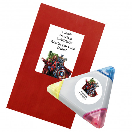 Marcadores fluorescentes en sobre rojo decorado con adhesivos marvel para regalo personalizado