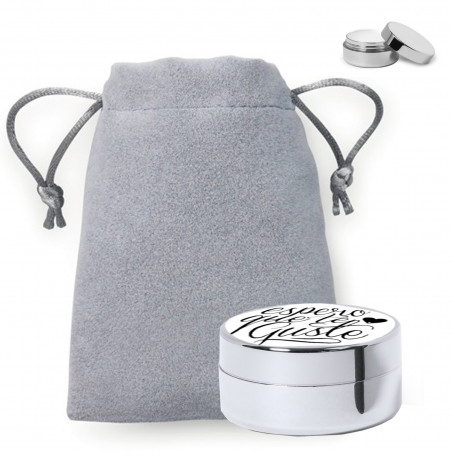 Bálsamo de labios en lata plateada con adhesivo personalizable y presentada en bolsa de antelina