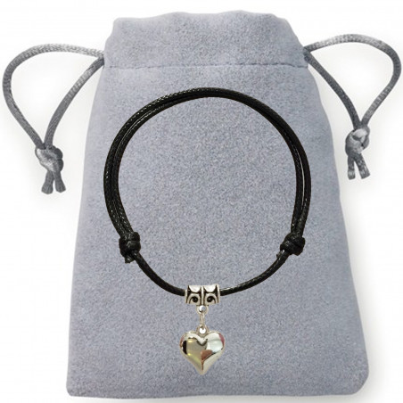 Pulsera moderna cuerda con corazón presentada en bolsa de antelina plata