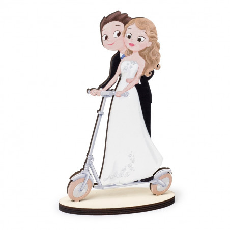 Figura de novios de madera para tartas de boda con patinete eléctrico