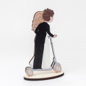 Figura de novios de madera para tartas de boda con patinete eléctrico