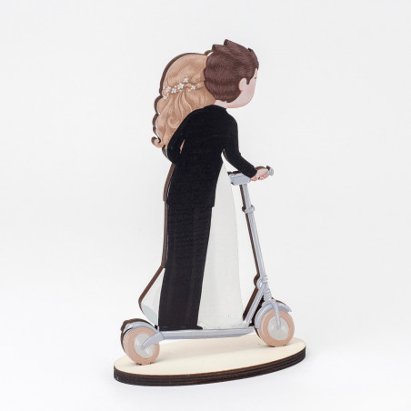 Figura de novios de madera para tartas de boda con patinete eléctrico