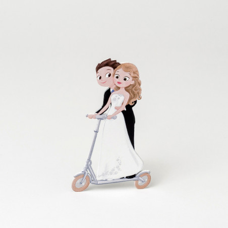 Figura de novios de madera para tartas de boda con patinete eléctrico