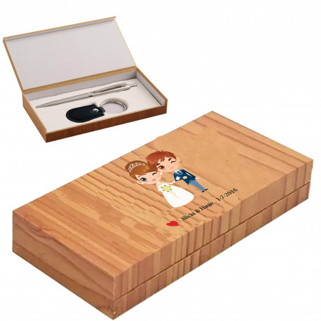 Bolígrafo y llavero en estuche de madera personalizado con adhesivos de boda