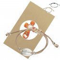 Pulsera de cordón para mujer con medalla de cruz y presentado en sobre kraft con adhesivo personalizable