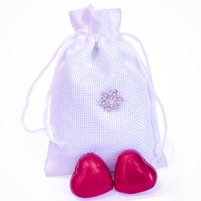 Alfiler de novias con decoración en bolsa blanca y bombones en forma de corazón