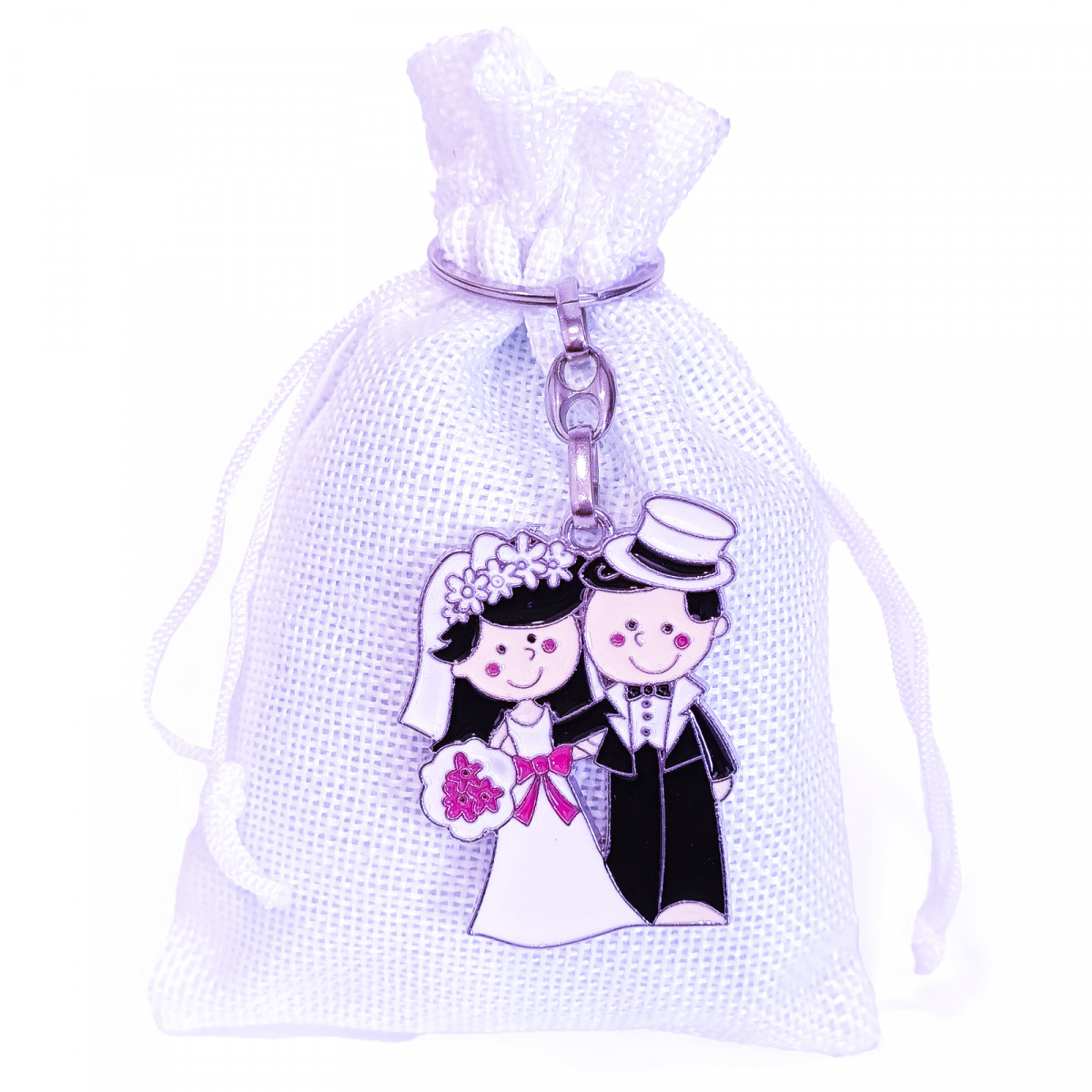 Llavero de pareja de novios presentado en bolsa de tela rústica blanca