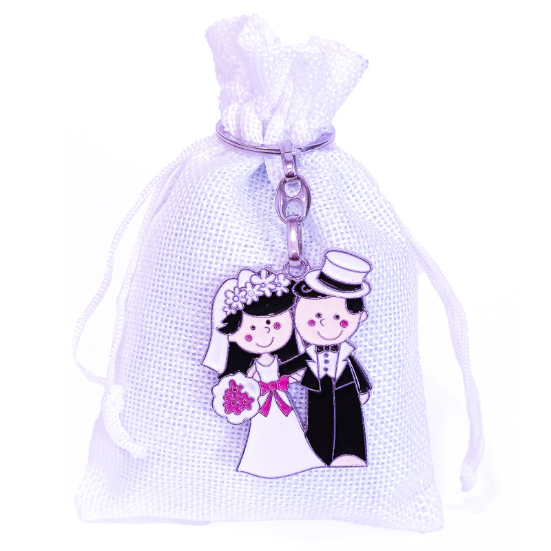 Llavero de pareja de novios presentado en bolsa de tela rústica blanca
