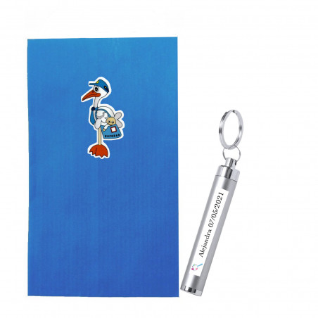 Llavero con linterna personalizada para bautizo y presentada en sobre de kraft