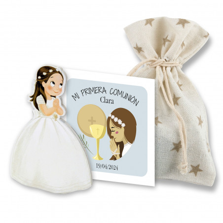 Figura de niña de comunión con tarjeta personalizable en bolsa de tela