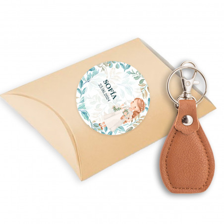 Llavero marrón en caja con adhesivo personalizado detalles comunión niña