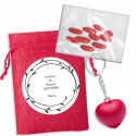 Llavero de corazón y peladillas en bolsa roja con adhesivo personalizado