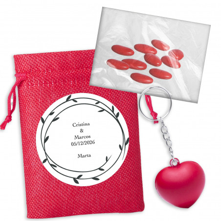 Llavero de corazón y peladillas en bolsa roja con adhesivo personalizado