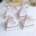 Caja triangular de cartón para regalos